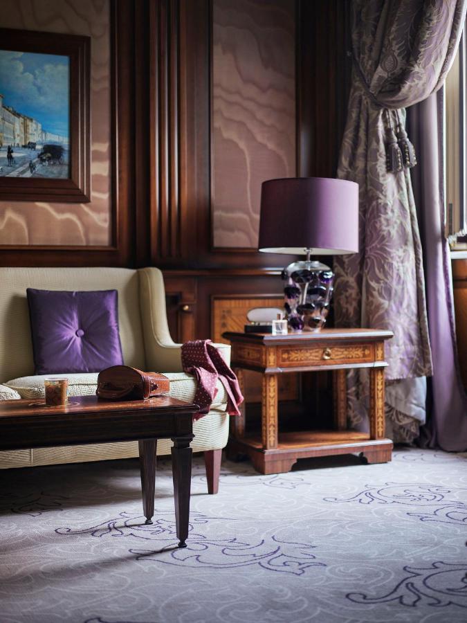 Hotel Principe Di Savoia - Dorchester Collection Milan Exterior photo A lamp on a nightstand